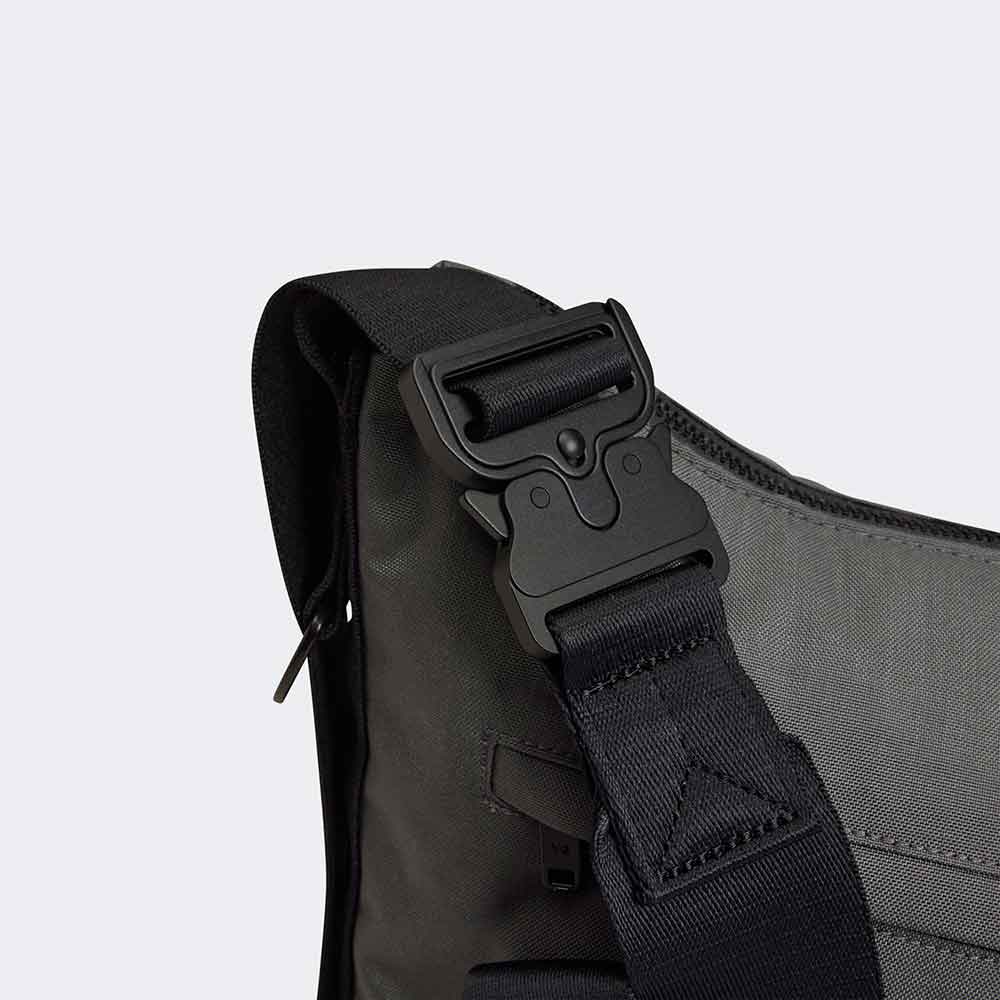 KC0805 Y-3 Small Crossbody Bag Granit para hombre