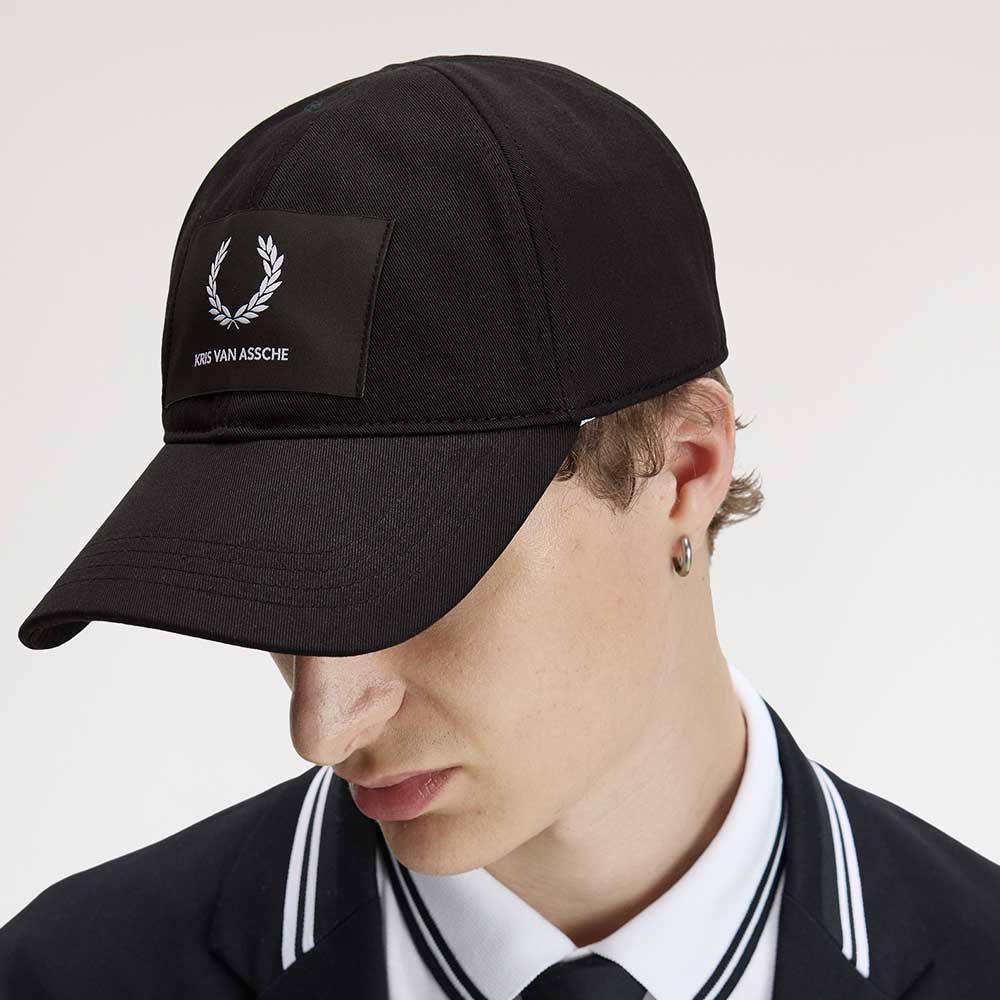 Gorra HW2310 Classic Twill Negra Fred Perry x Kris Van Assche