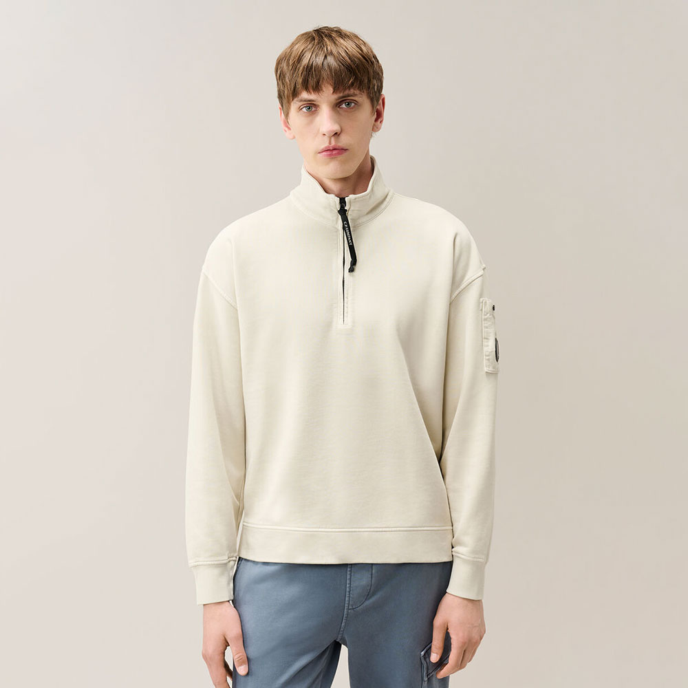 sudadera de C.P. Company Boxy Lens Silver Birch con Media Cremallera 21CMSS020A006372M120