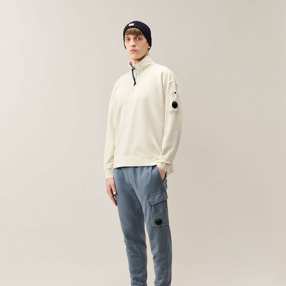 sudadera de C.P. Company Boxy Lens Silver Birch con Media Cremallera 21CMSS020A006372M120