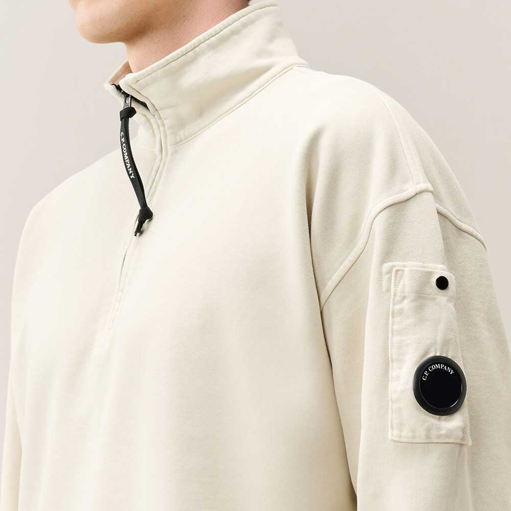 sudadera de C.P. Company Boxy Lens Silver Birch con Media Cremallera 21CMSS020A006372M120